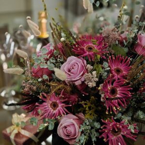 Elegáns Rózsaszín Virágcsokor: Pompás Gerbera és Bársonyos Rózsa Ölelése